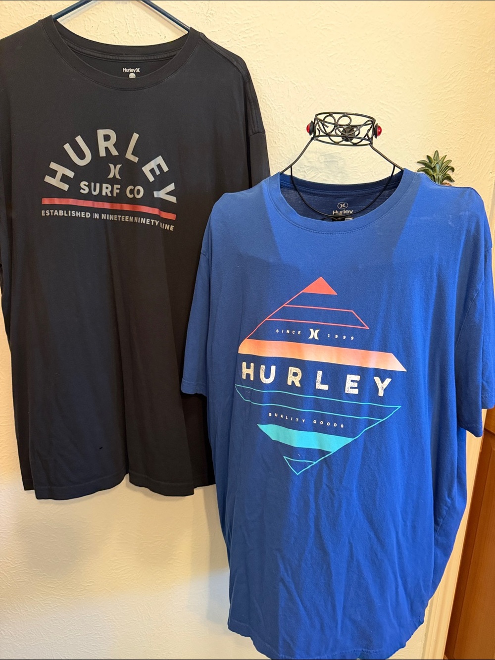 🐝🐝🐝3 for 12$🐝🐝🐝Hurley Blue and Black Short-Sleeve Graphic Tees-2XL